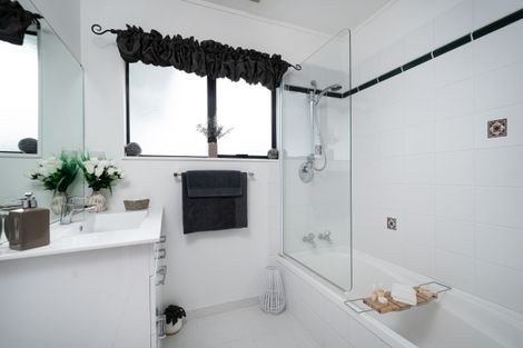 Photo of property in 13 Zefiro Drive, Massey, Auckland, 0614