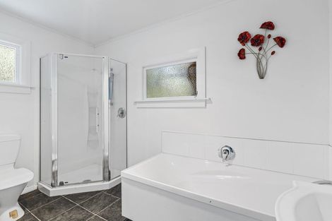 Photo of property in 35 Queens Road, Glen Avon, New Plymouth, 4312