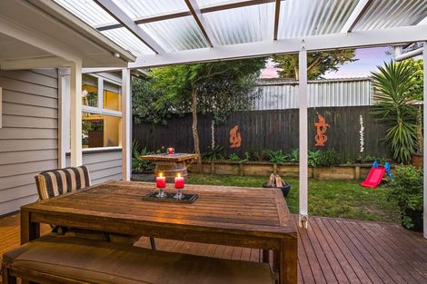 Photo of property in 1/13 Woodhouse Place, West Harbour, Auckland, 0618