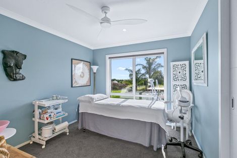 Photo of property in 76 Pohutukawa Drive, Levin, 5571