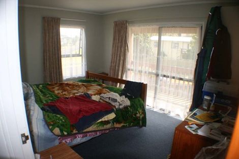 Photo of property in 1 Louise Place, West Harbour, Auckland, 0618
