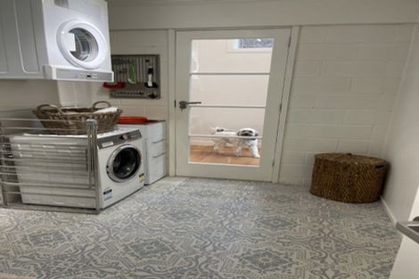 Photo of property in 2/1 Korau Road, Greenlane, Auckland, 1051