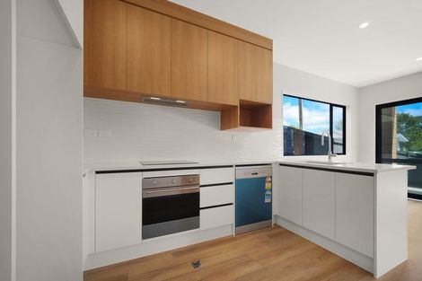 Photo of property in 8 Don Oliver Lane, Glen Eden, 0602