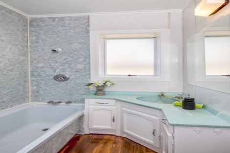 Photo of property in 26 Queensway, Three Kings, Auckland, 1024