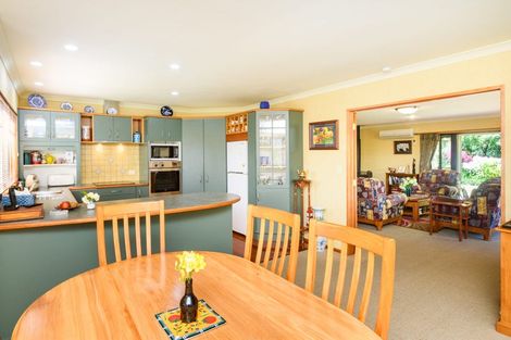 Photo of property in 11 La Lena Grove, Fitzherbert, Palmerston North, 4410