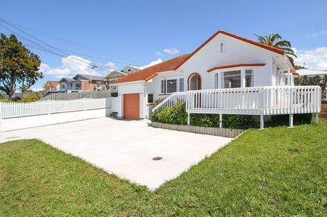 Photo of property in 32 Te Atatu Road, Te Atatu South, Auckland, 0610