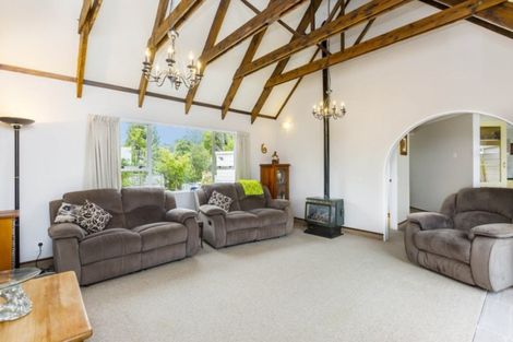 Photo of property in 2 Serenity Grove, Maoribank, Upper Hutt, 5018