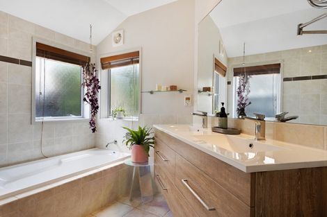 Photo of property in 7b Peter Terrace, Castor Bay, Auckland, 0620