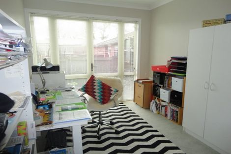 Photo of property in 12b Karetu Road, Greenlane, Auckland, 1051