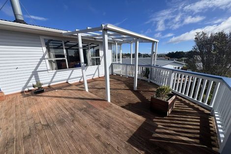 Photo of property in 24 Colchester Crescent, Newlands, Wellington, 6037