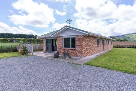 Photo of property in 37 Waikawa Beach Road, Manakau, Levin, 5573
