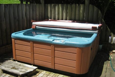 Photo of property in 35 Raymond Terrace, Northcote, Auckland, 0627