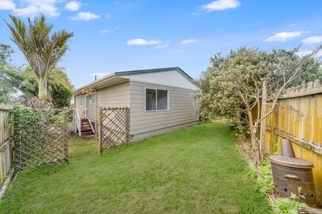 Photo of property in 2 Netherlands Avenue, Kelston, Auckland, 0602