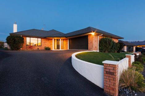 Photo of property in 24 Johnstone Drive, Fitzherbert, Palmerston North, 4410
