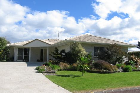 Photo of property in 2 Holland Close, Pauanui, Hikuai, 3579