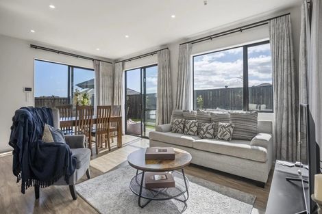 Photo of property in 11 Koiora Road, Clarks Beach, 2122