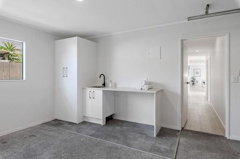 Photo of property in 122a Lynwood Road, New Lynn, Auckland, 0600