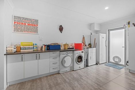 Photo of property in 6 Fred Carr Place, One Tree Point, 0118