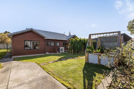 Photo of property in 19 Pehi Kupa Street, Waikanae, 5036