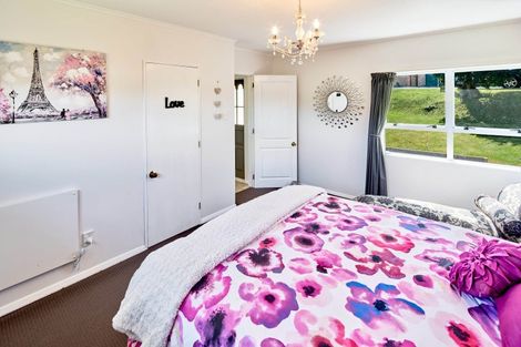 Photo of property in 2 Kereru Bend, Tawa, Wellington, 5028