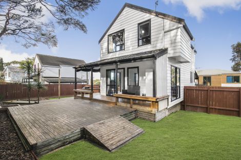 Photo of property in 2/9 Heathglen Place, Bayview, Auckland, 0629
