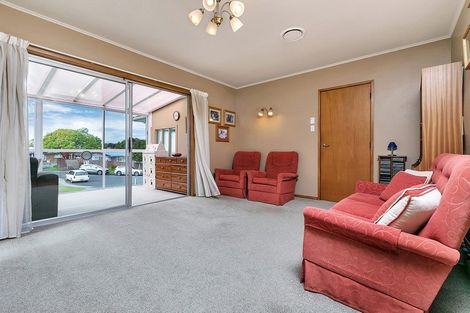 Photo of property in 21 Battle Place, Glenfield, Auckland, 0629