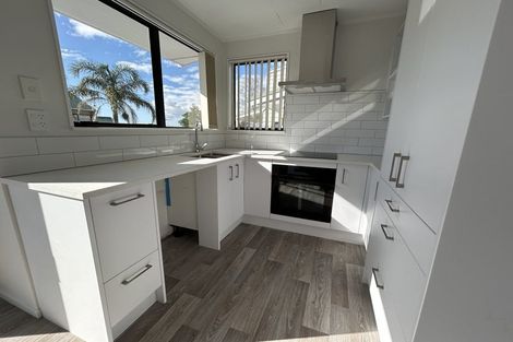 Photo of property in 2 Chablis Place, Henderson, Auckland, 0612