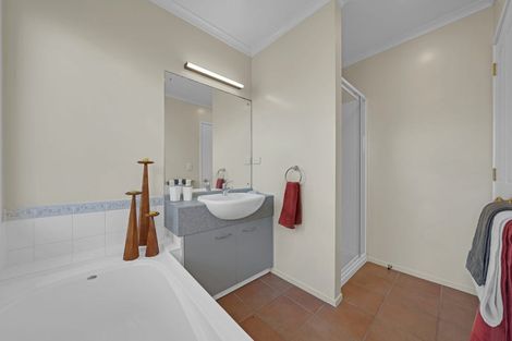 Photo of property in 3 Russett Grove, Henderson, Auckland, 0612
