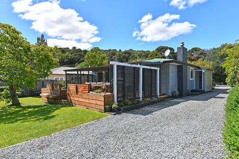 Photo of property in 4 Pinehaven Road, Pinehaven, Upper Hutt, 5019