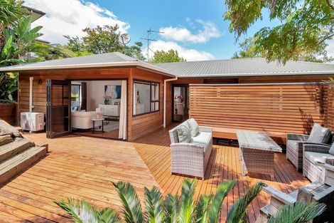 Photo of property in 1/31 Deverell Place, Northcross, Auckland, 0632