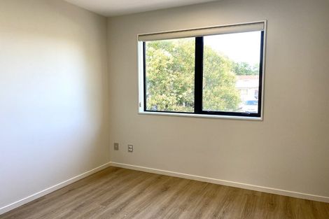 Photo of property in 2/36 Santiago Crescent, Unsworth Heights, Auckland, 0632