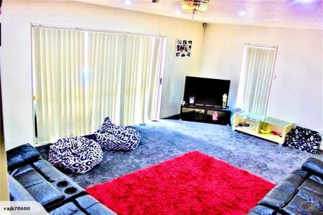 Photo of property in 1/49 Sungrove Rise, Sunnyvale, Auckland, 0612