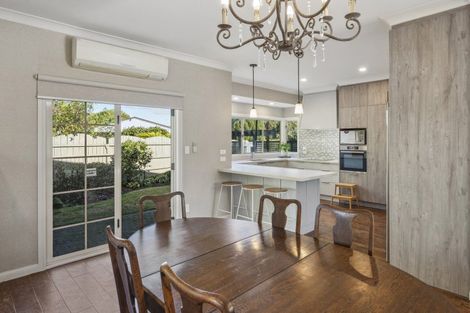 Photo of property in 2 Rika Place, Kawaha Point, Rotorua, 3010