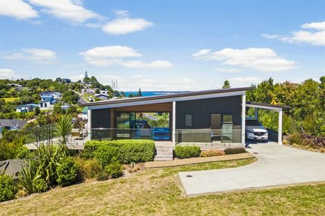Photo of property in 1117a Whangaparaoa Road, Matakatia, Whangaparaoa, 0930