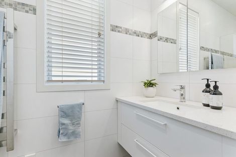 Photo of property in 45 Kiwi Esplanade, Mangere Bridge, Auckland, 2022