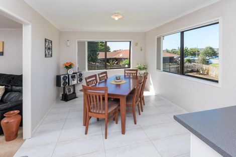 Photo of property in 34 Pinewood Grove, Botany Downs, Auckland, 2010