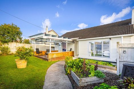 Photo of property in 24 Northall Road, New Lynn, Auckland, 0600
