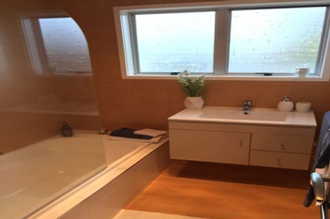 Photo of property in 8 Cottam Grove, Northcross, Auckland, 0632