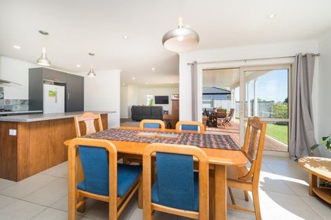 Photo of property in 6 Silkwood Place, Fitzherbert, Palmerston North, 4410