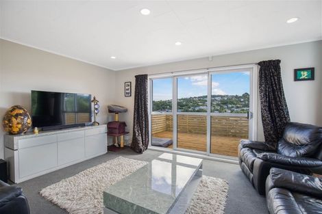Photo of property in 45 Turville Crescent, Newlands, Wellington, 6037