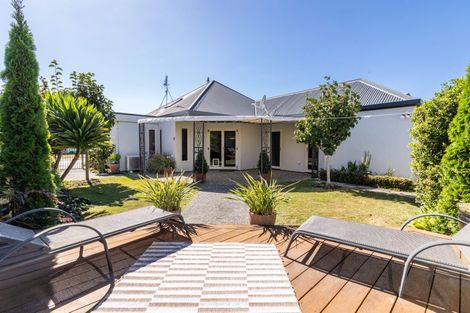 Photo of property in 2 Queens Walk, Taradale, Napier, 4112