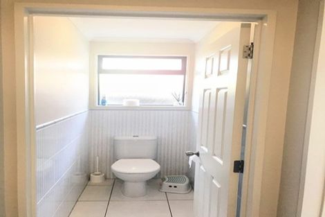 Photo of property in 1 Canonbie Place, East Tamaki Heights, Auckland, 2016