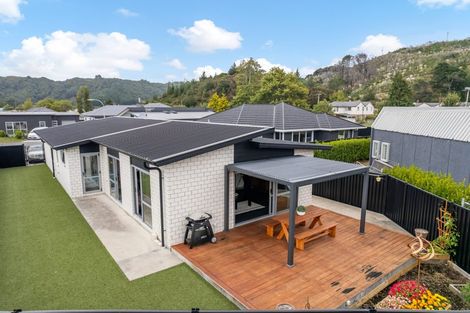 Photo of property in 14 Passchendaele Grove, Trentham, Upper Hutt, 5018