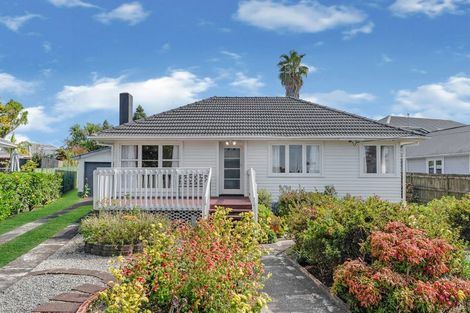 Photo of property in 71 Beach Road, Te Atatu Peninsula, Auckland, 0610