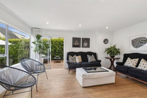Photo of property in 2/7 Hanlon Crescent, Narrow Neck, Auckland, 0624