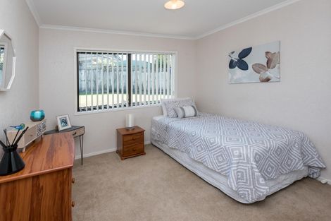 Photo of property in 34 Pinewood Grove, Botany Downs, Auckland, 2010