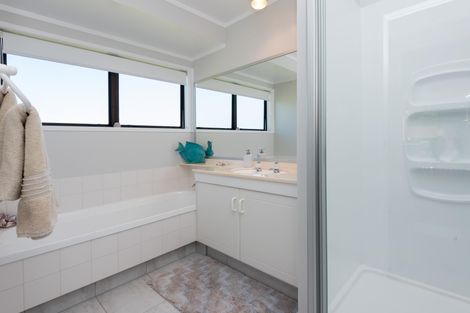 Photo of property in 34 Pinewood Grove, Botany Downs, Auckland, 2010