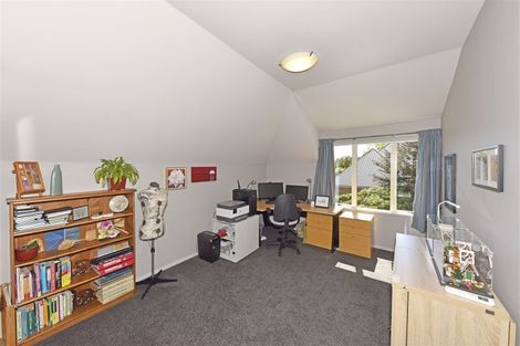 Photo of property in 11 Thornwood Place, Redwood, Christchurch, 8051