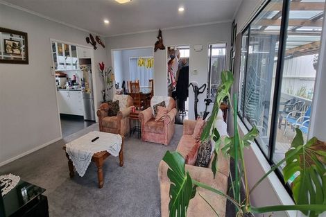 Photo of property in 8a Fruitvale Road, New Lynn, Auckland, 0600