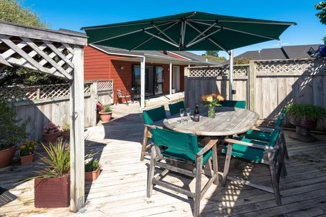 Photo of property in 34 Pinewood Grove, Botany Downs, Auckland, 2010